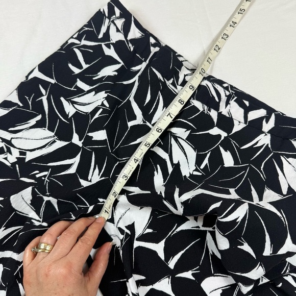 Mario Serrani Italy Tummy Control Black and White Leaf Print Shorts Size 8 - Picture 7 of 9